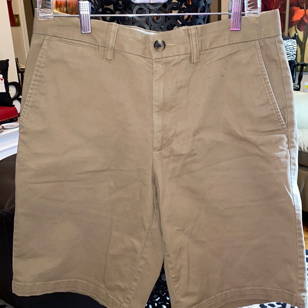 Old Navy men’s khaki Ultimate Slim Built-in Flex shorts sz 30